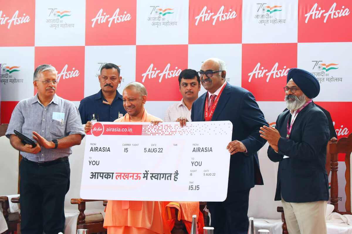 Shri Yogi Adityanath, Honourable Chief Minister Uttar Pradesh & Sunil Bhaskaran MD & CEO , AirAsia India at the inauguration of AirAsia India's operation in Lucknow
